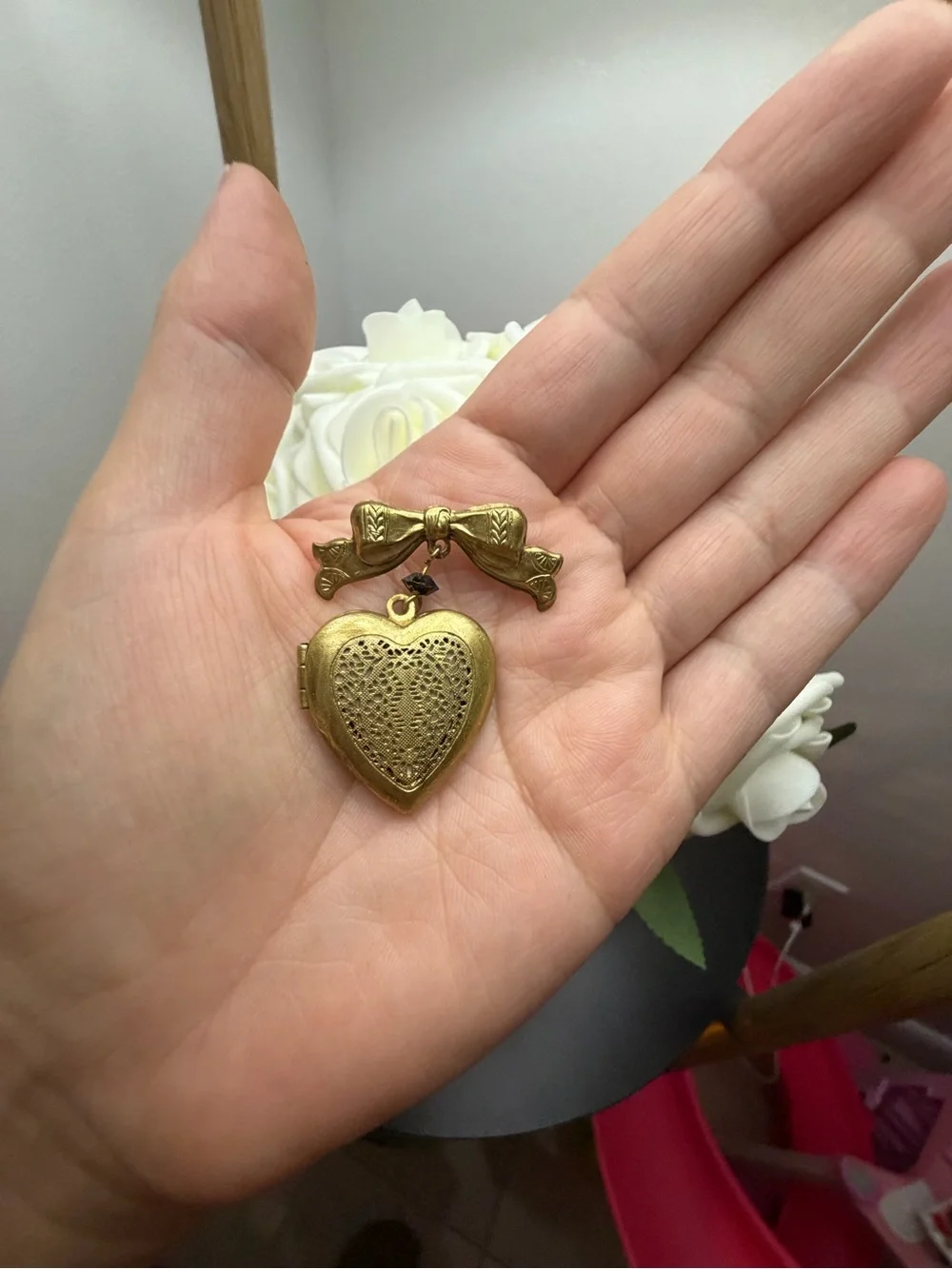 Vintage Gold Heart Locket Brooch with Bow - Gold Tone